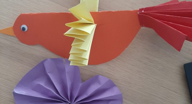 Image d'un oiseau en papier avec une fleur