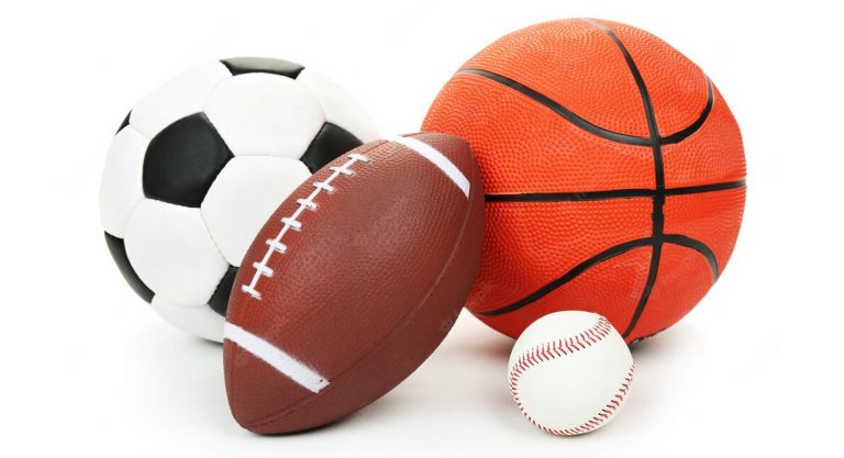 Un ballon de foot, un ballon de basket, un ballon de football américain et une balle de baseball